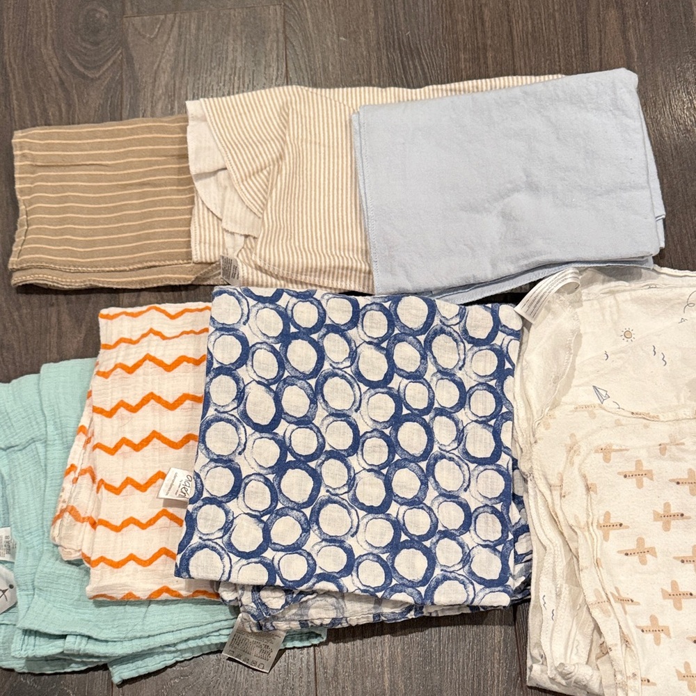 Kids Patterned and Solid Bottoms blankets lot of 9 3:3
